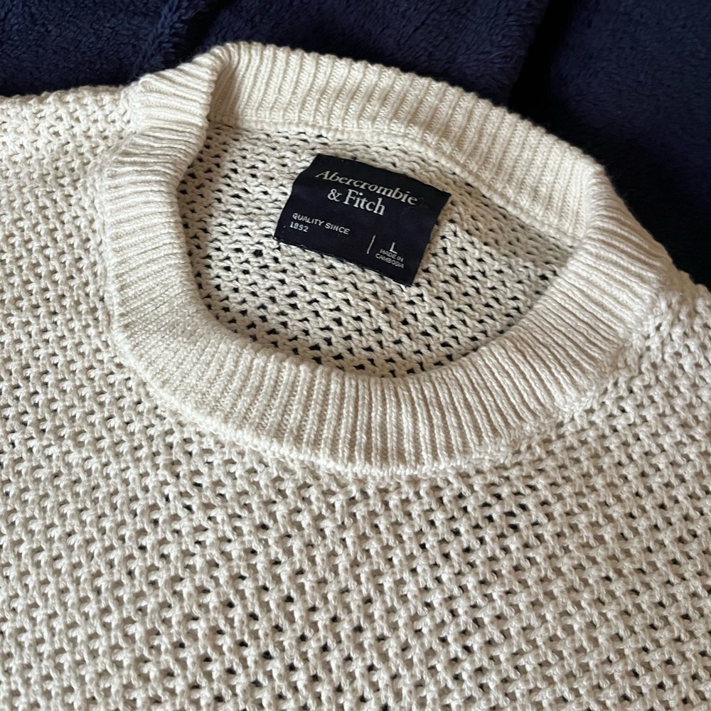 Abercrombie and Fitch crouchet knit tee